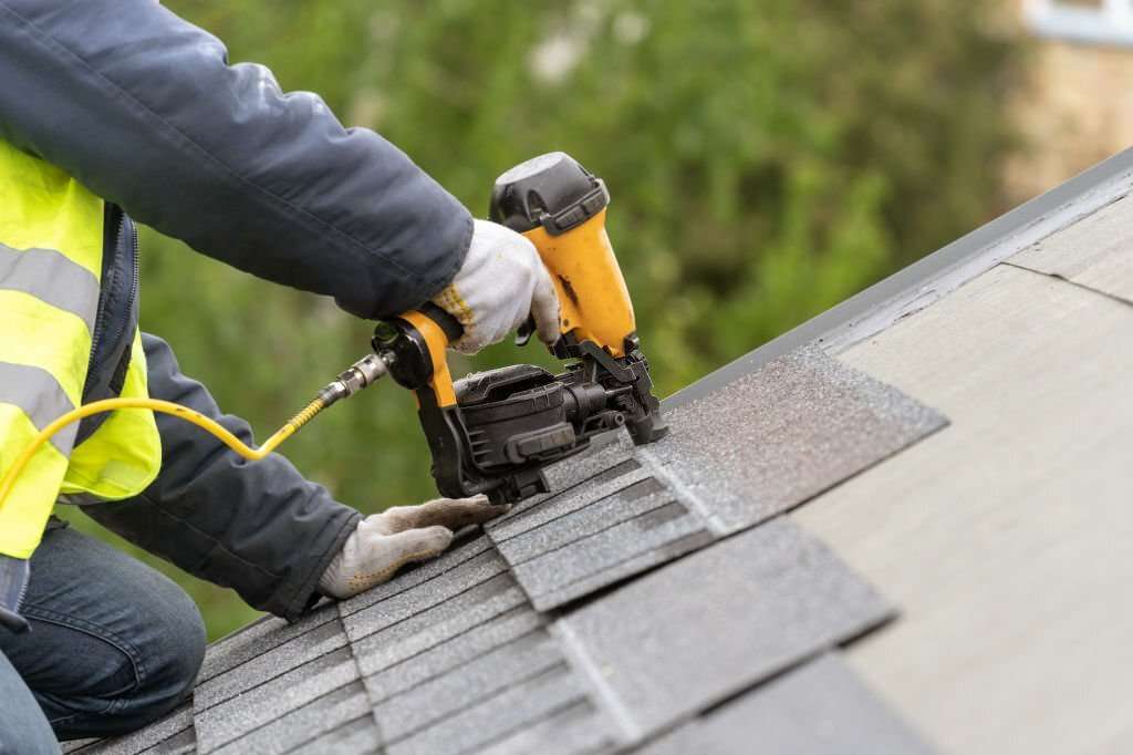 worker replacing a poorly installed roof